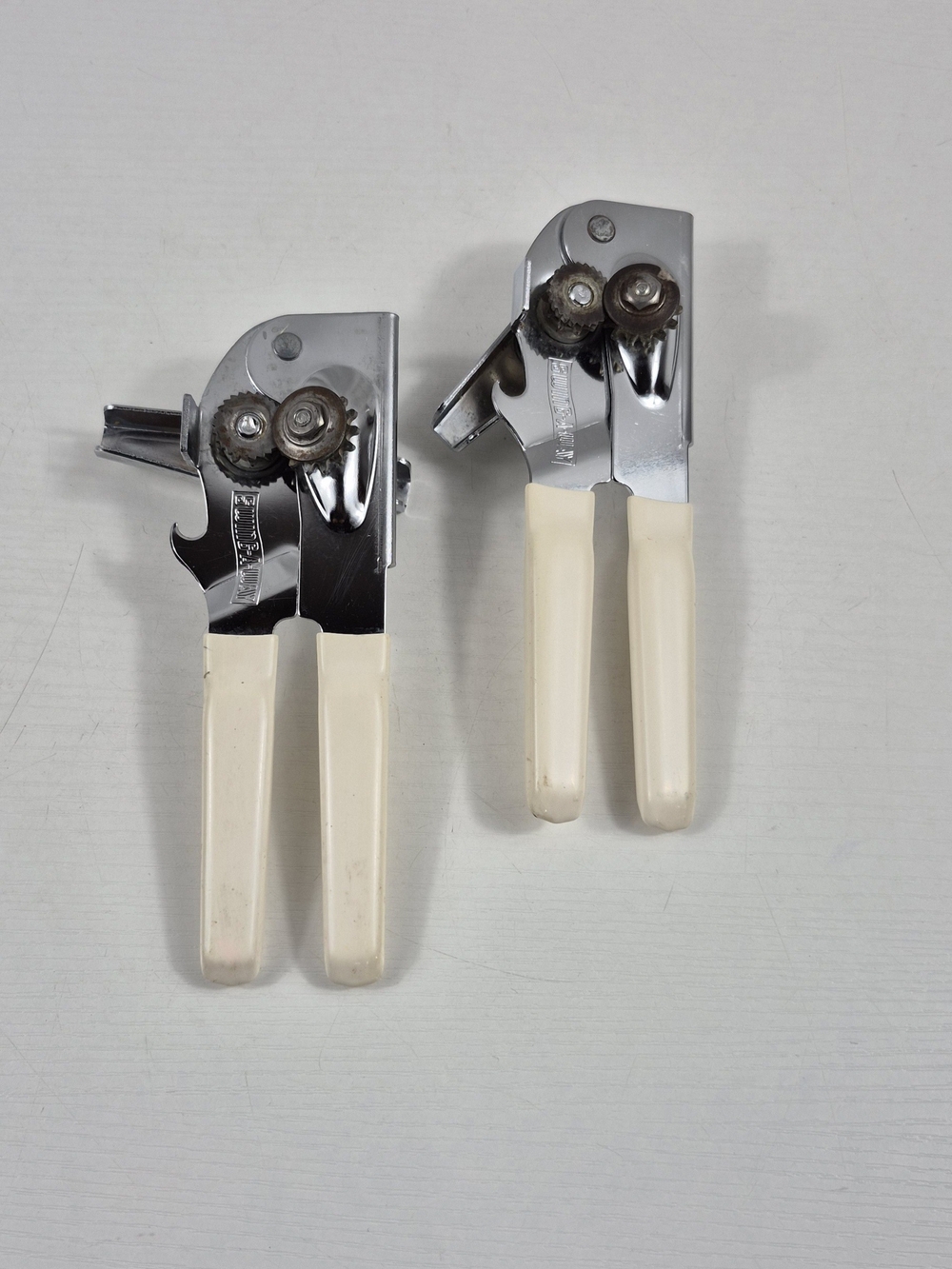 2 Vintage SWING-A-WAY Swing Away Manual Can Opener Bottle Opener Soft Handle USA